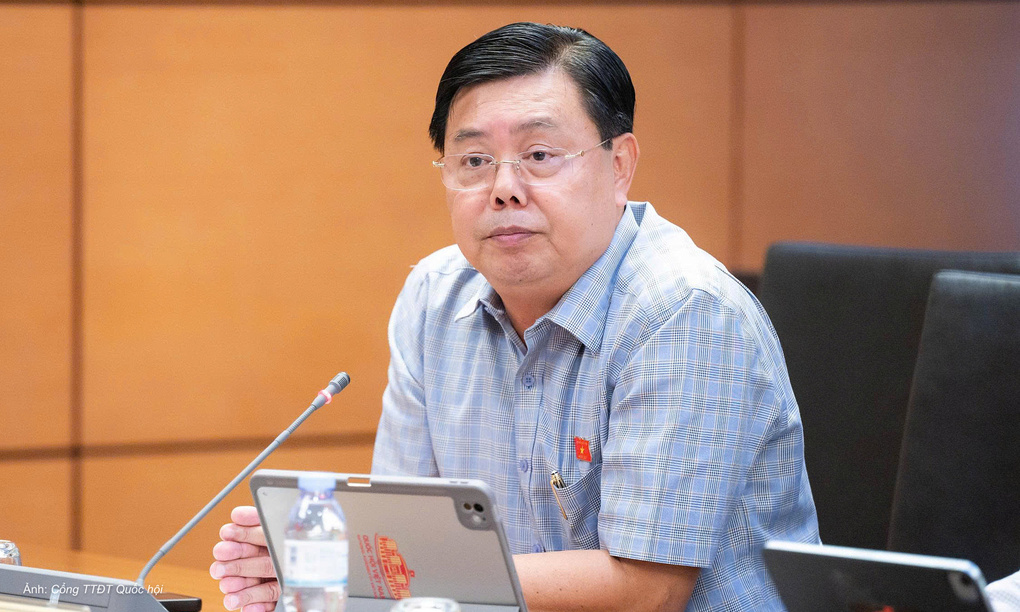 Bộ trưởng Nội vụ Nguyễn Tiến Hải thảo luận tổ. Ảnh: Cổng TTĐT Quốc hội